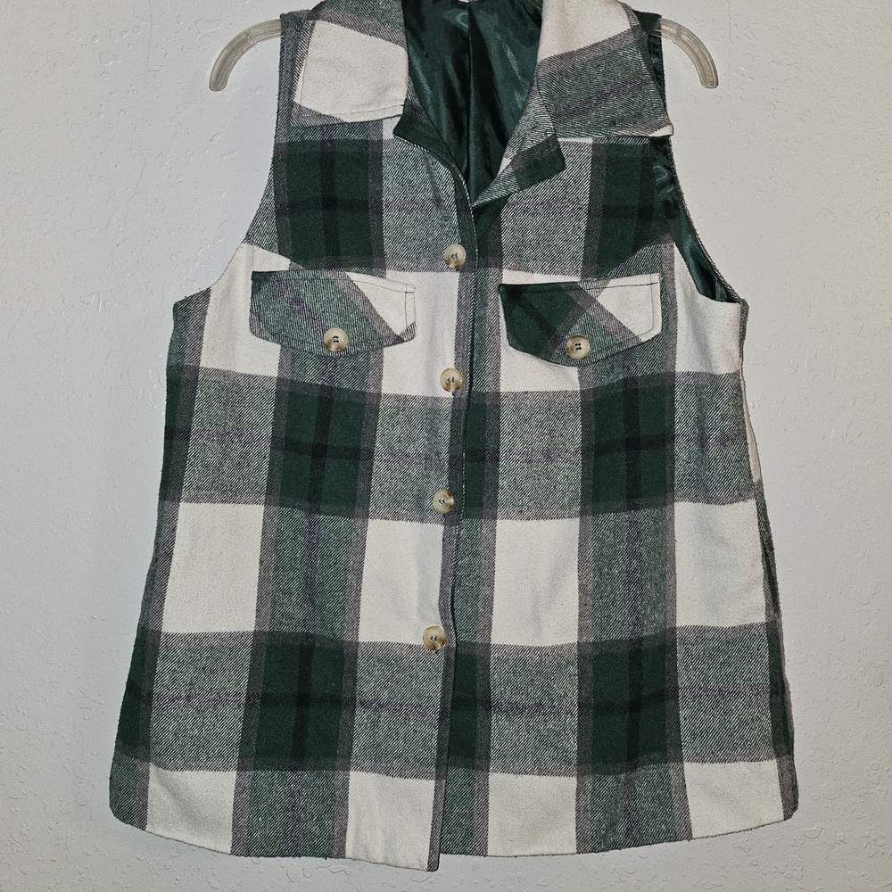 SHEIN Curve White And Green Button Up Vest